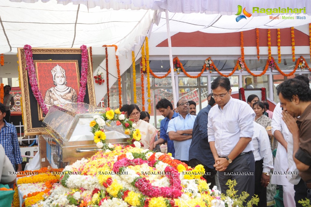 Celebrities pay homage to Dr. Akkineni Nageswara Rao