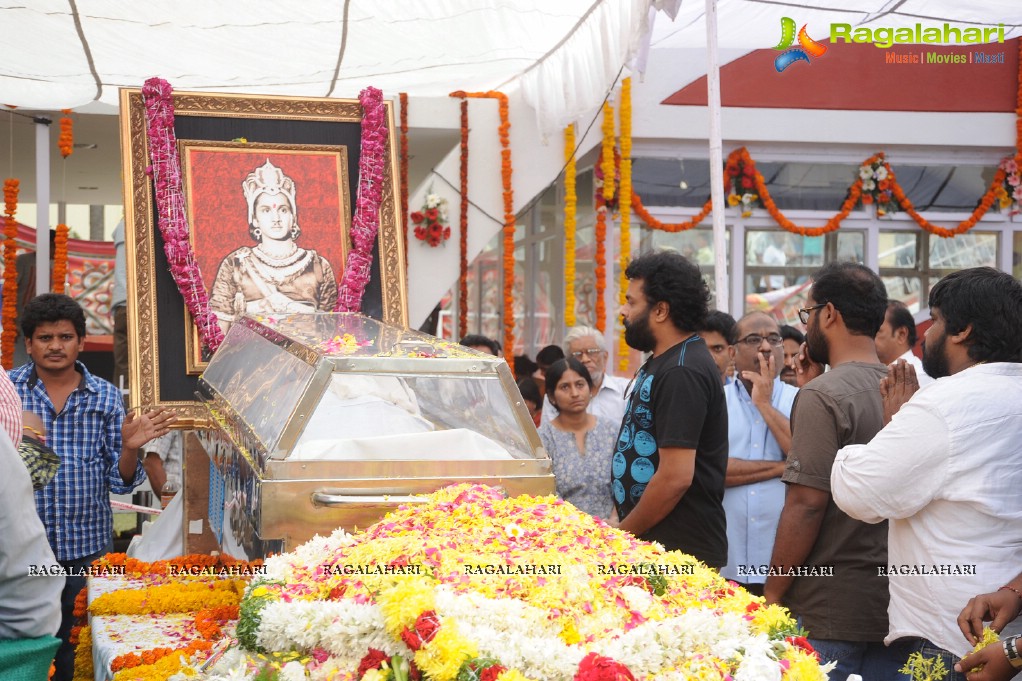 Celebrities pay homage to Dr. Akkineni Nageswara Rao