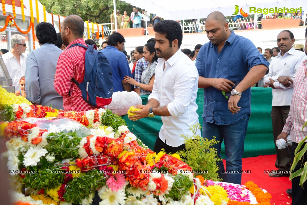 Celebrities pay homage to Dr. Akkineni Nageswara Rao