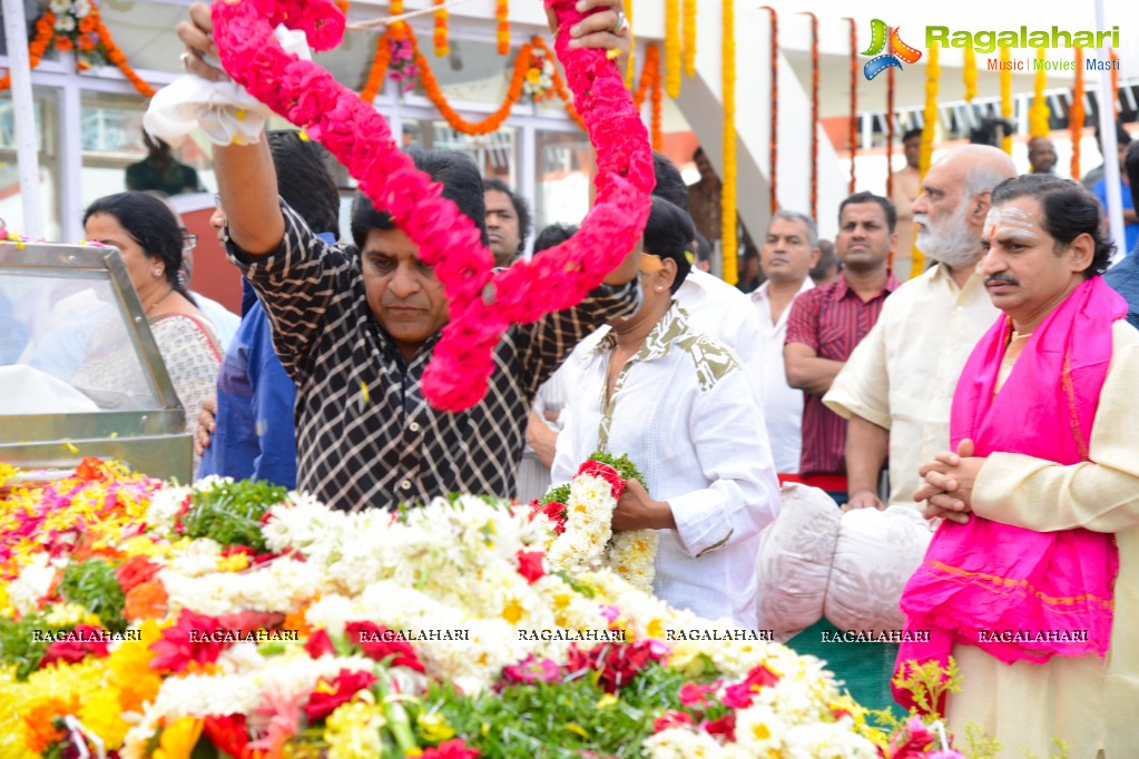 Celebrities pay homage to Dr. Akkineni Nageswara Rao