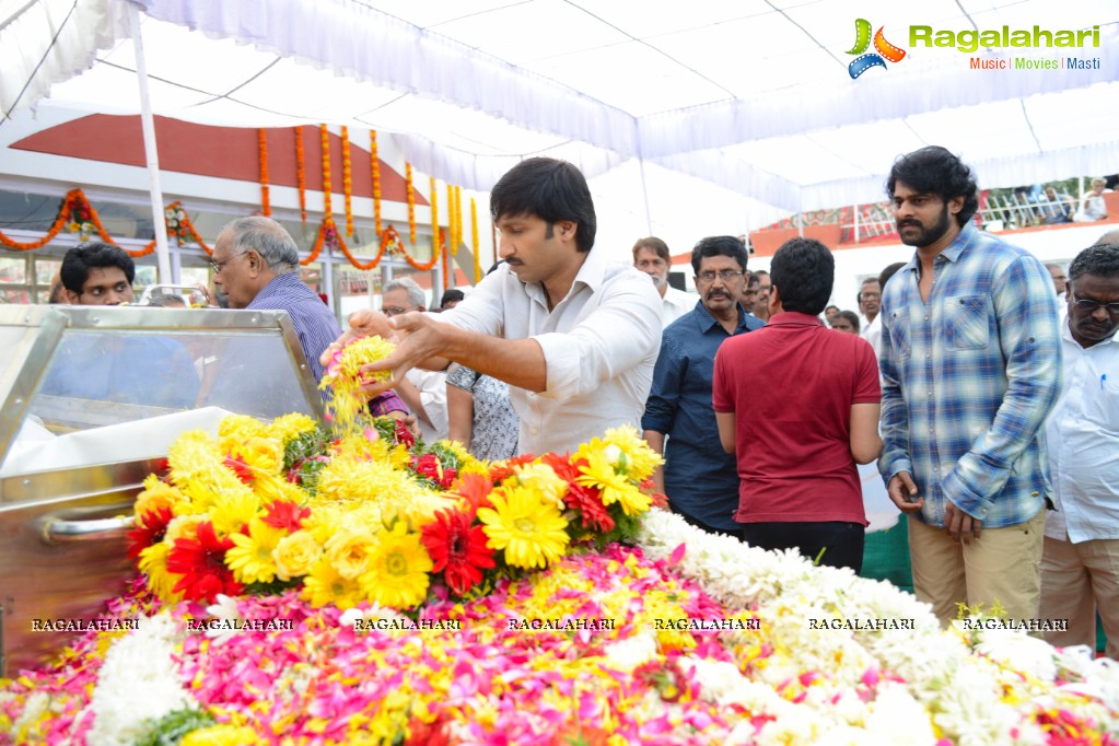 Celebrities pay homage to Dr. Akkineni Nageswara Rao