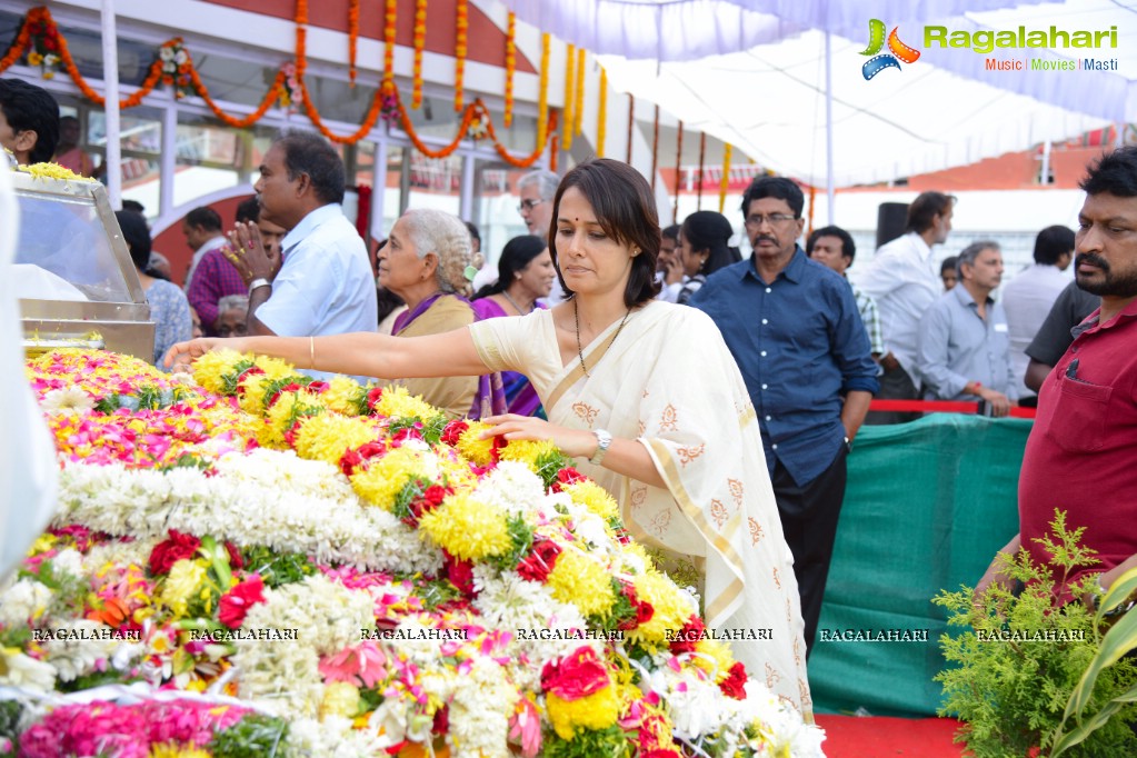 Celebrities pay homage to Dr. Akkineni Nageswara Rao