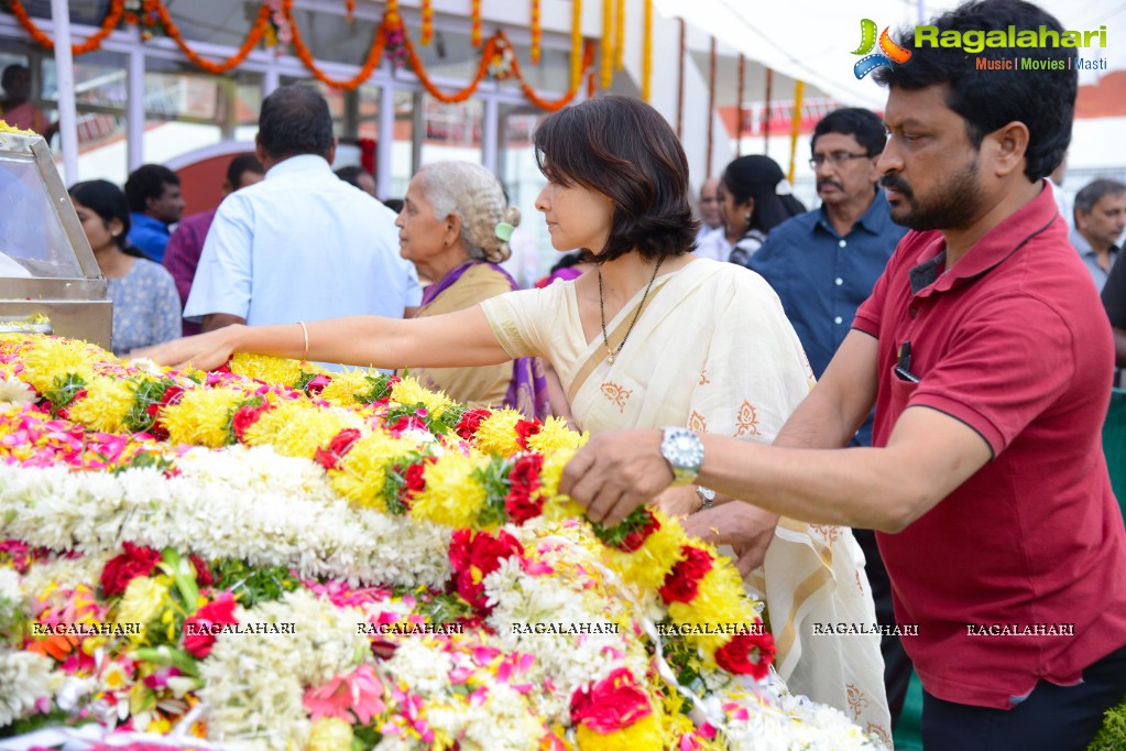 Celebrities pay homage to Dr. Akkineni Nageswara Rao