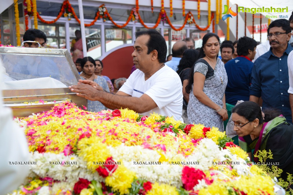 Celebrities pay homage to Dr. Akkineni Nageswara Rao