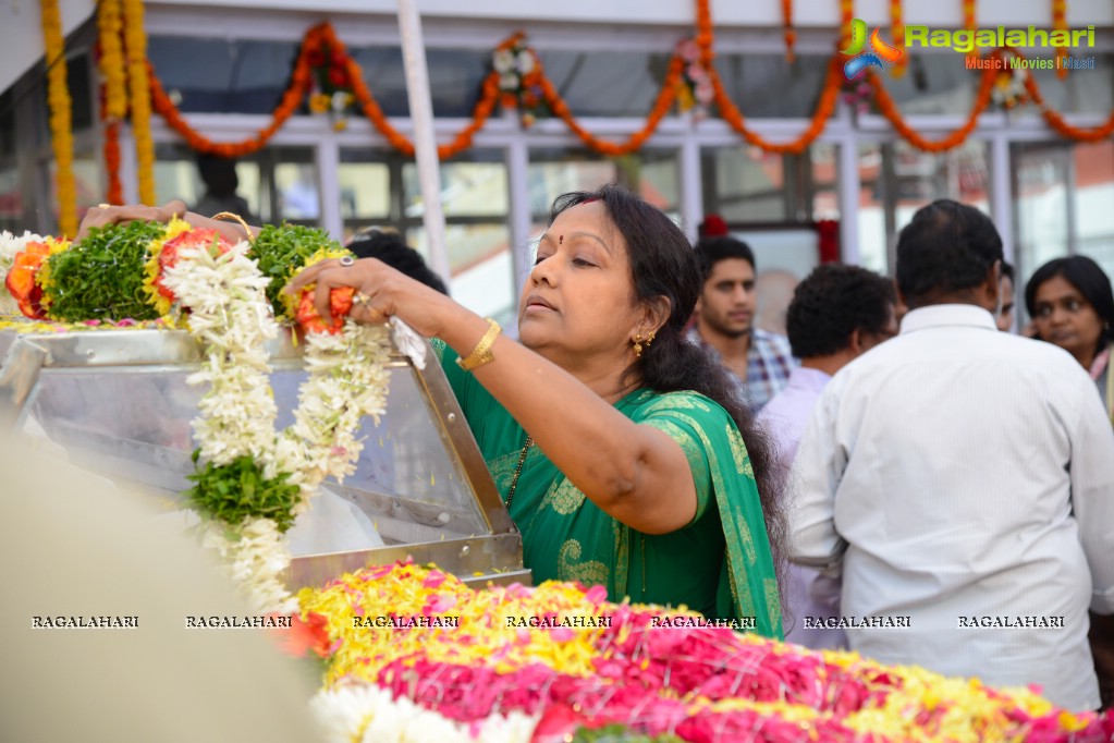 Celebrities pay homage to Dr. Akkineni Nageswara Rao