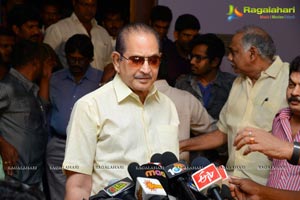 Superstar Krishna watches Nenokkadine