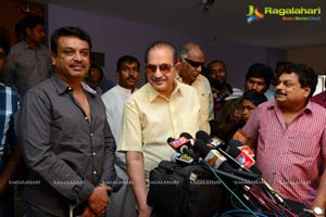 Superstar Krishna watches Nenokkadine