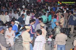 Yevadu Premiere Photos