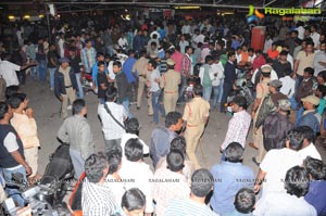 Yevadu Premiere Photos