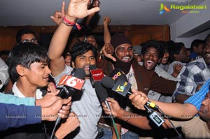 Yevadu Premiere Photos