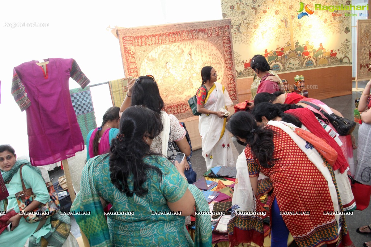 Shilpa Reddy inaugurates Aakruthi Vastra at N Convention, Hyderabad