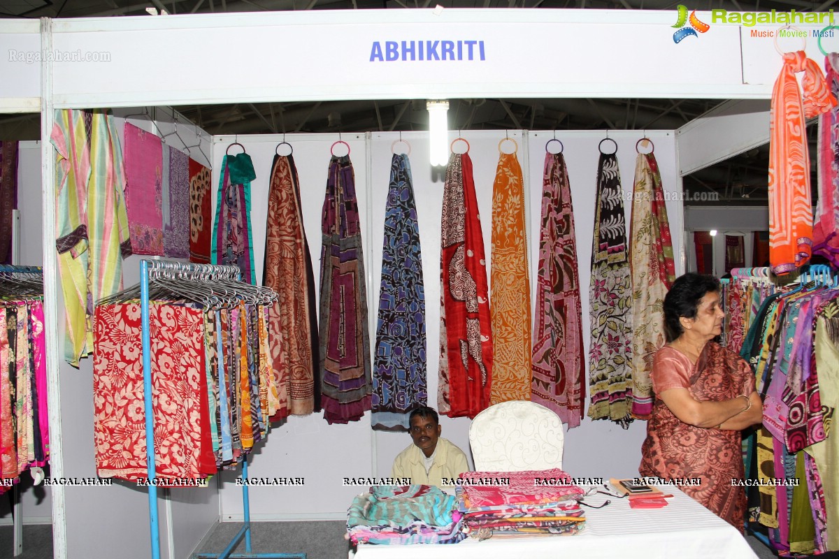 Shilpa Reddy inaugurates Aakruthi Vastra at N Convention, Hyderabad