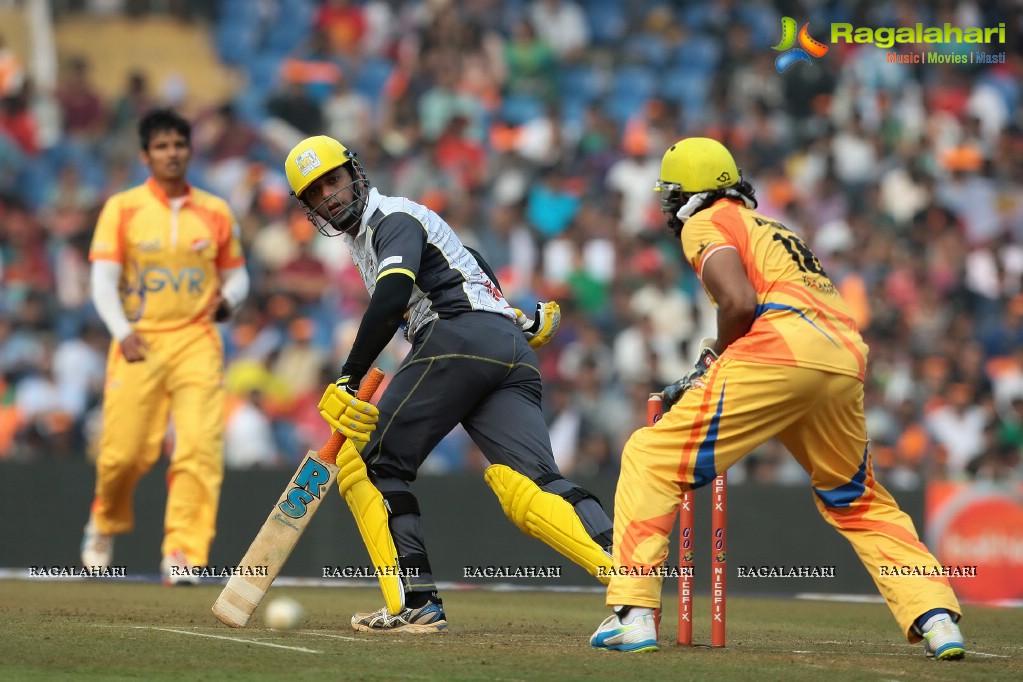 CCL 4: Mumbai Heroes Vs Chennai Rhinos