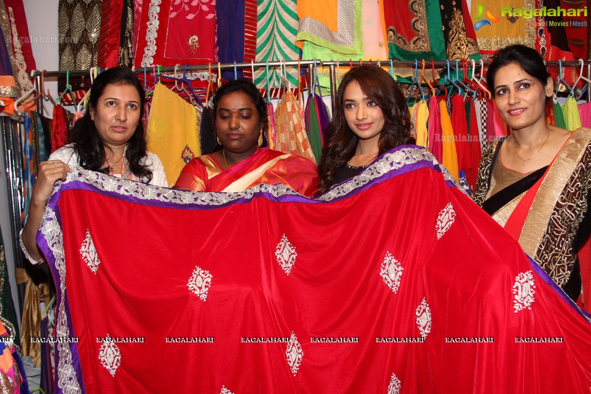 Jiya inaugurates Fashion Unlimited Exhibition at Radisson Blu Plaza, Hyd