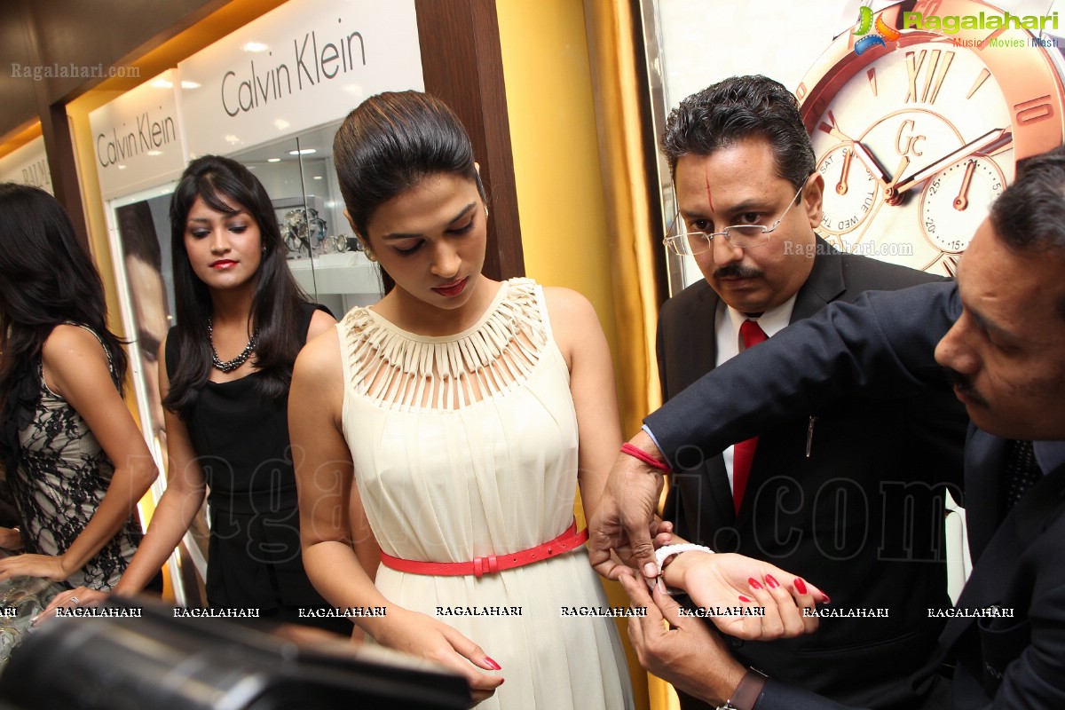 Shraddha Das launches Kamal Watch Co. Luxury Floor, Hyderabad