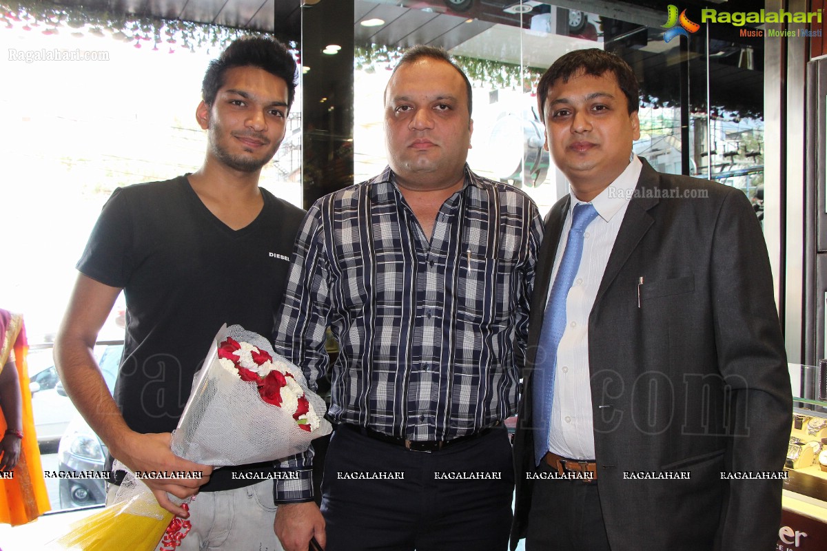 Shraddha Das launches Kamal Watch Co. Luxury Floor, Hyderabad