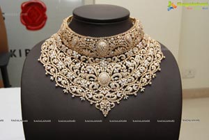 Diamonds crafted in a beautiful floral necklace to add a touch of grace to  your persona! #Bridaljeweller… | Jewelry inspiration, Floral necklace, Body  chain jewelry