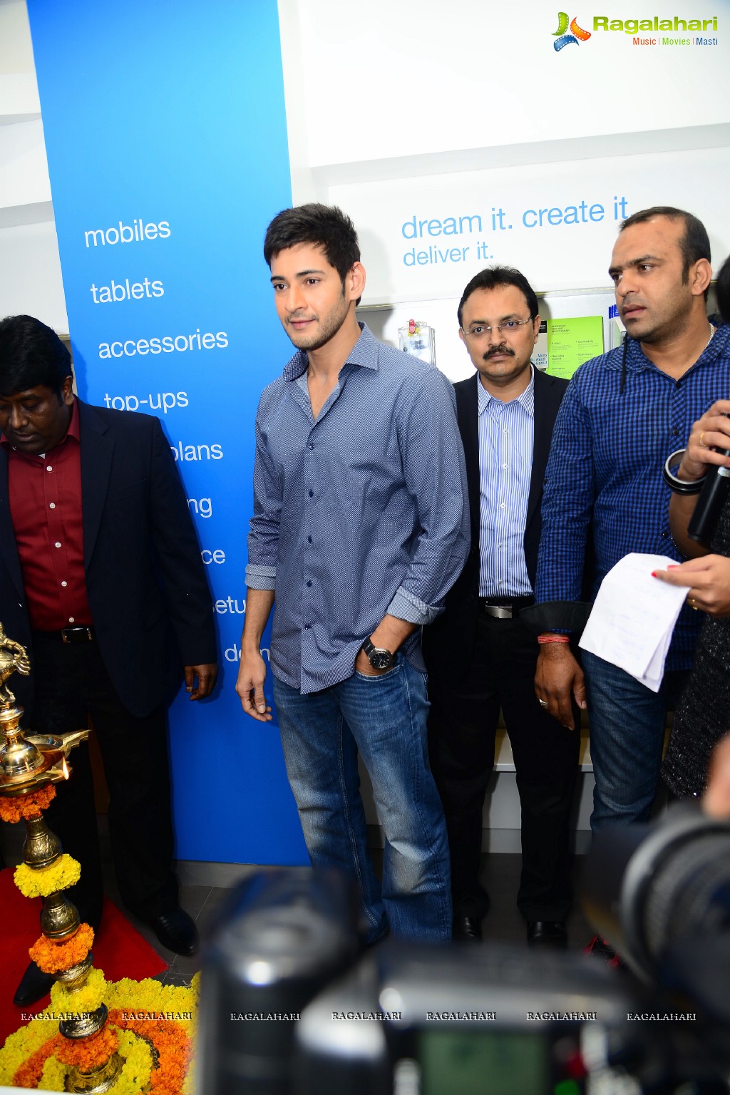 Superstar Mahesh Babu launches Hyderabad's first UniverCell SYNC