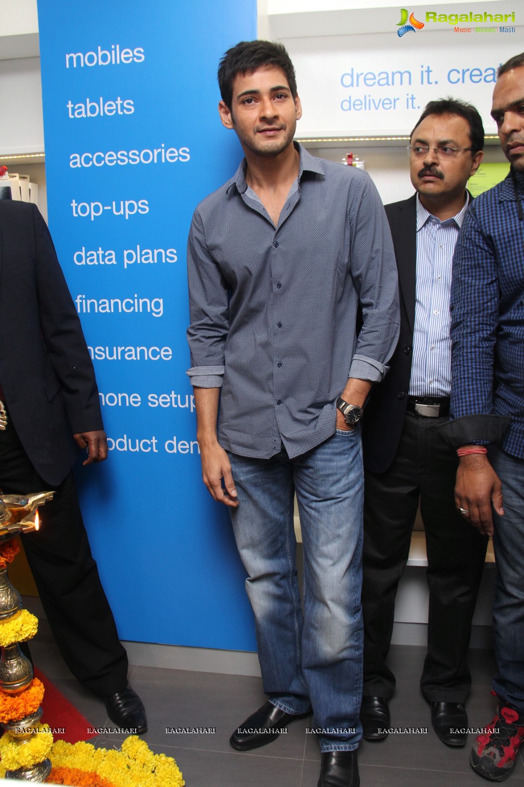 Superstar Mahesh Babu launches Hyderabad's first UniverCell SYNC