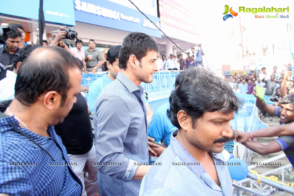 Superstar Mahesh Babu launches Hyderabad's first UniverCell SYNC