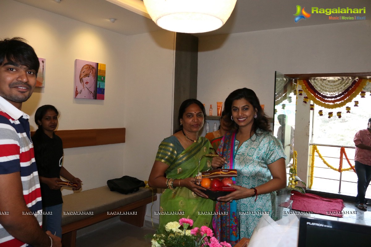 Pinky Reddy inaugurates Suguna Beauty Lounge, Hyderabad