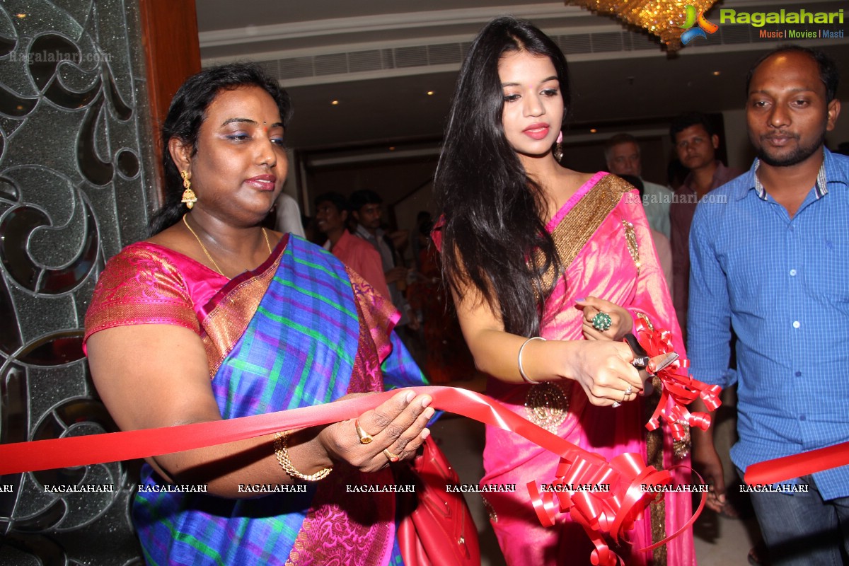 Bhavya Sri inaugurates Trendz Lifestyle Expo (Jan. 2014), Hyderabad