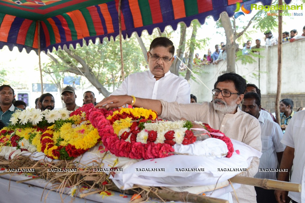 Celebrities pay homage to VB Rajendra Prasad