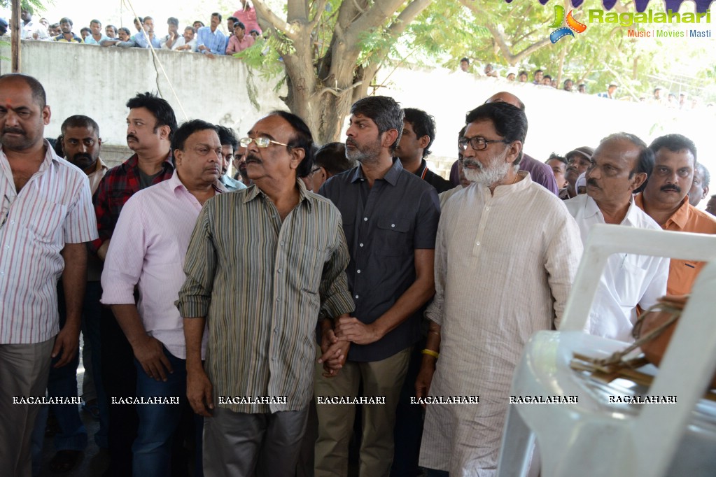 Celebrities pay homage to VB Rajendra Prasad