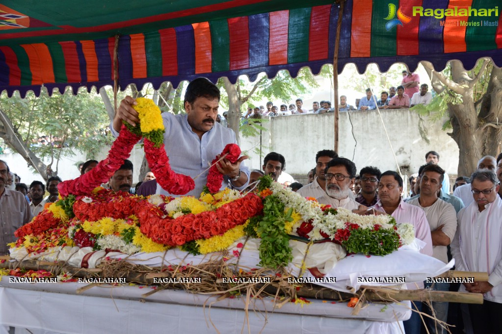 Celebrities pay homage to VB Rajendra Prasad