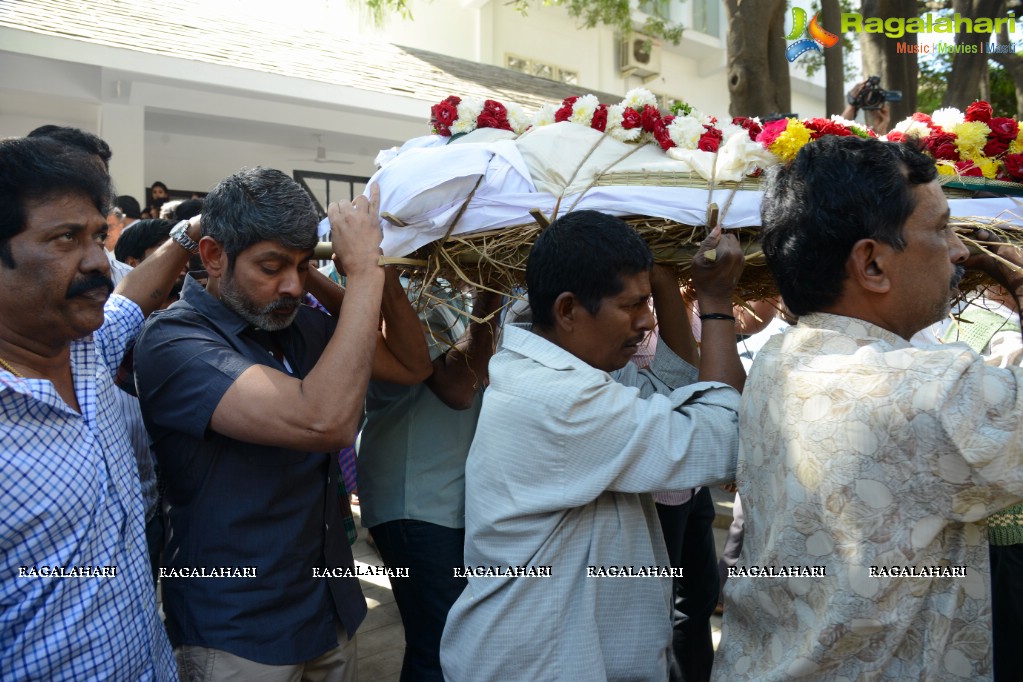 Celebrities pay homage to VB Rajendra Prasad