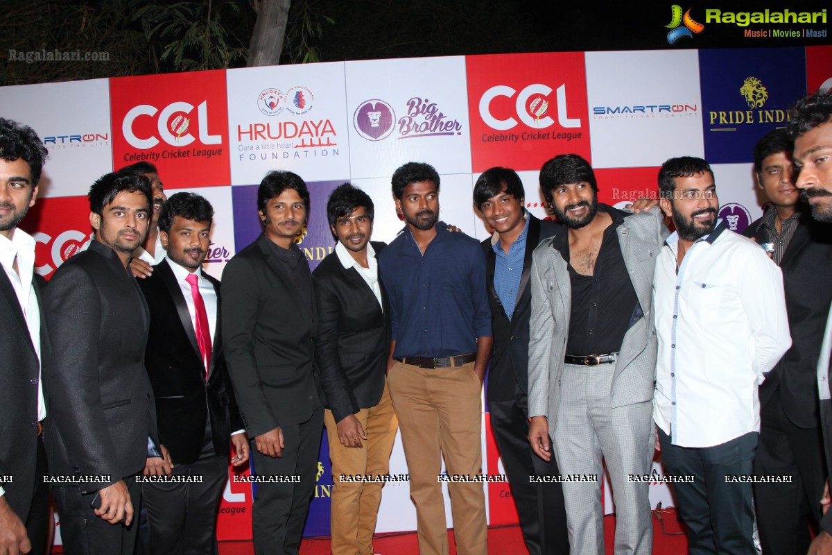 Celebrities at 100 Hearts Red Carpet by CCL