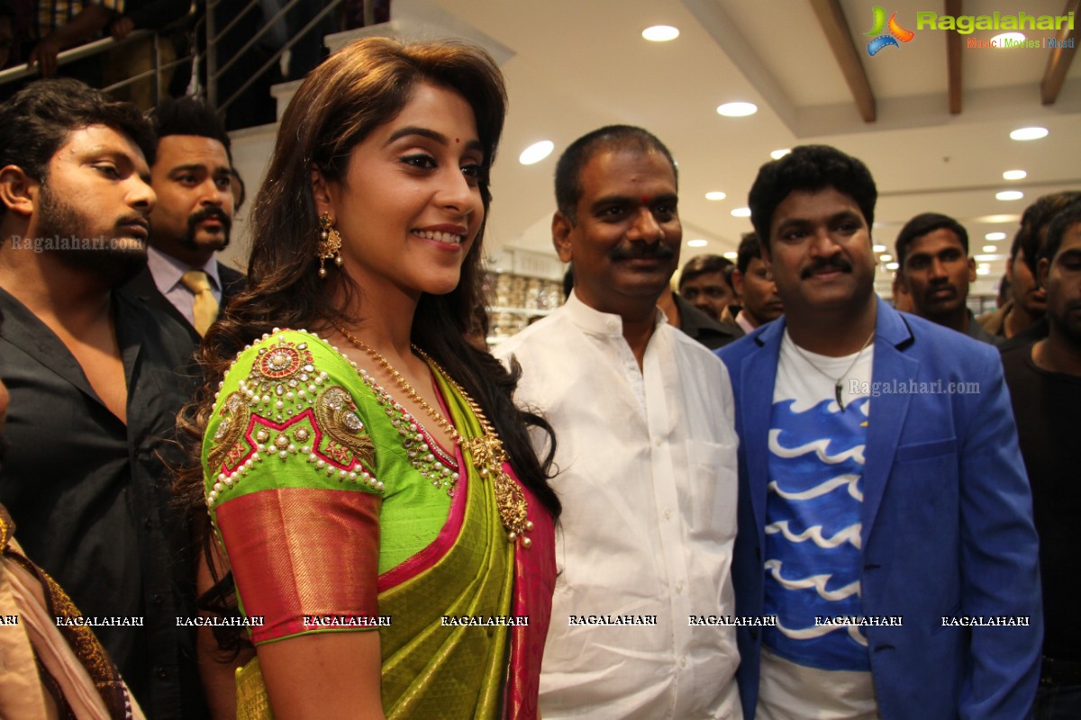 Regina Cassandra launches Chennai Shopping Mall at Kukatpally, Hyderabad
