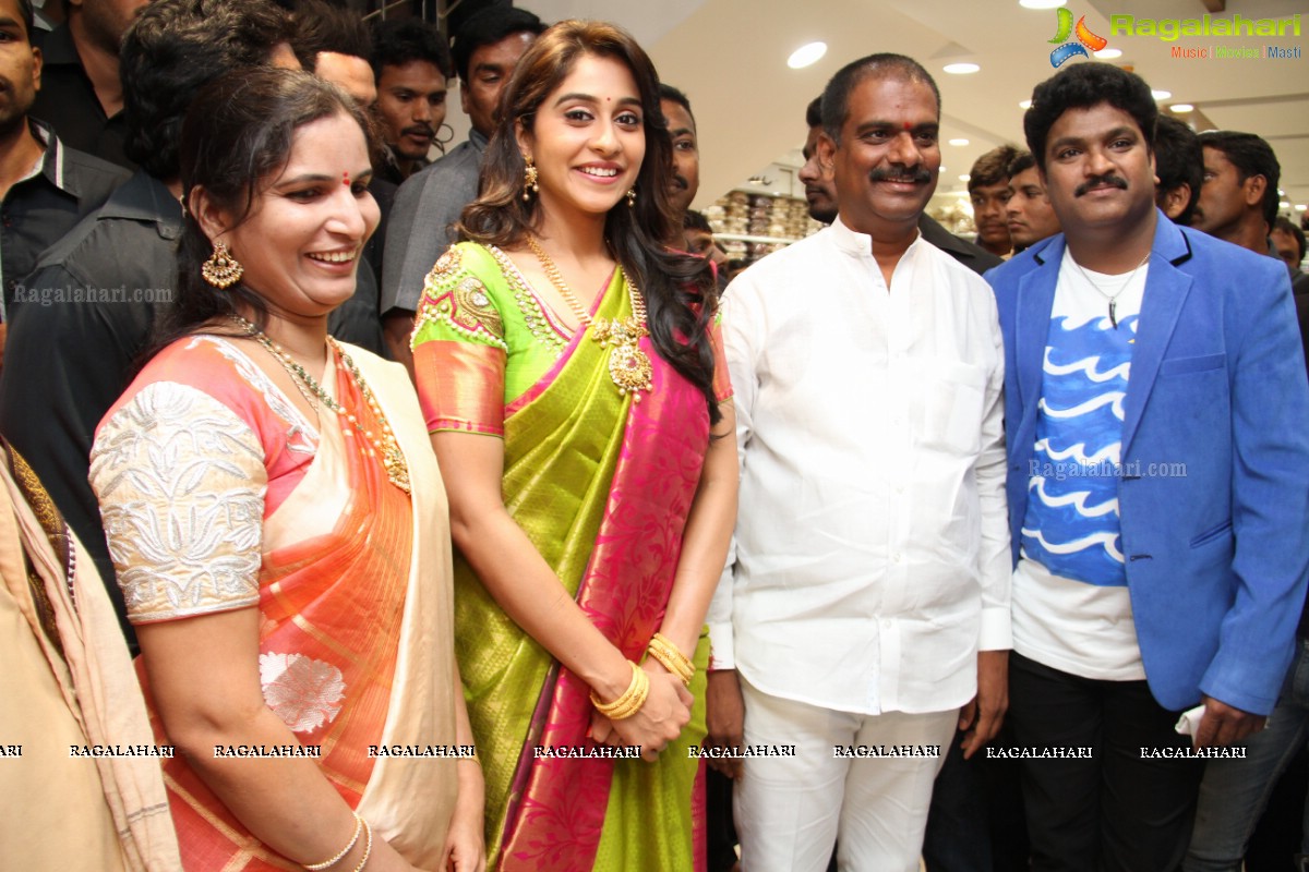 Regina Cassandra launches Chennai Shopping Mall at Kukatpally, Hyderabad