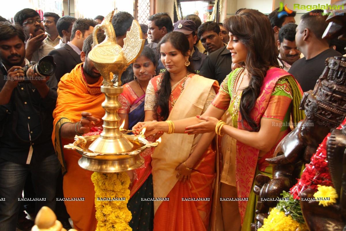 Regina Cassandra launches Chennai Shopping Mall at Kukatpally, Hyderabad