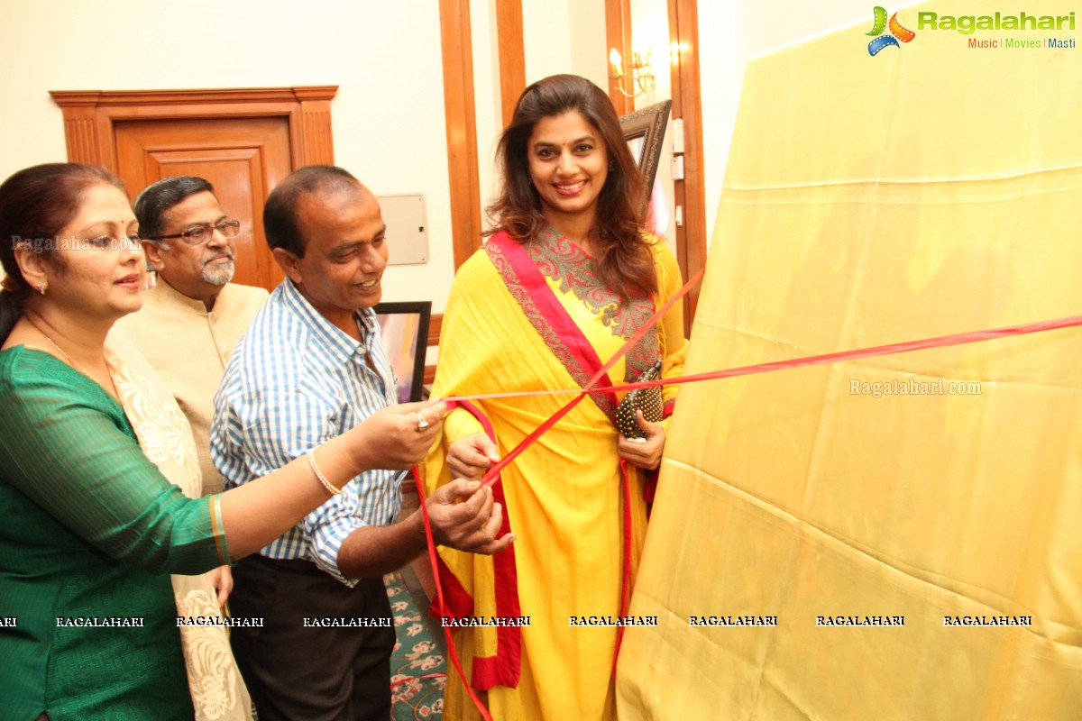 Jayasudha inaugurates Art Exhibition by Hari at Taj Deccan