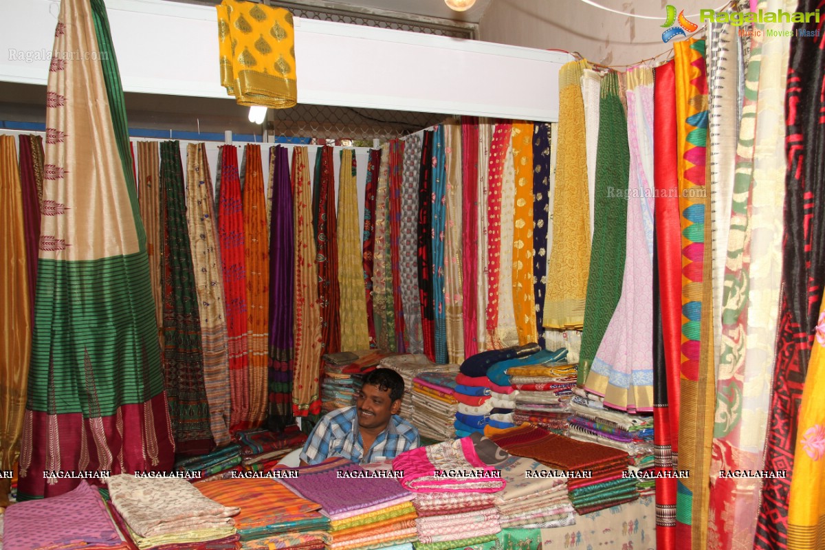 Chaitra launches National Silk Expo 2015 at Sri Sathya Sai Nigamagamam