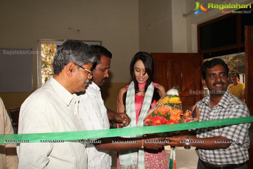 Khenisha Chandran inaugurates Pochampally IKAT Art Mela (Jan. 2015)