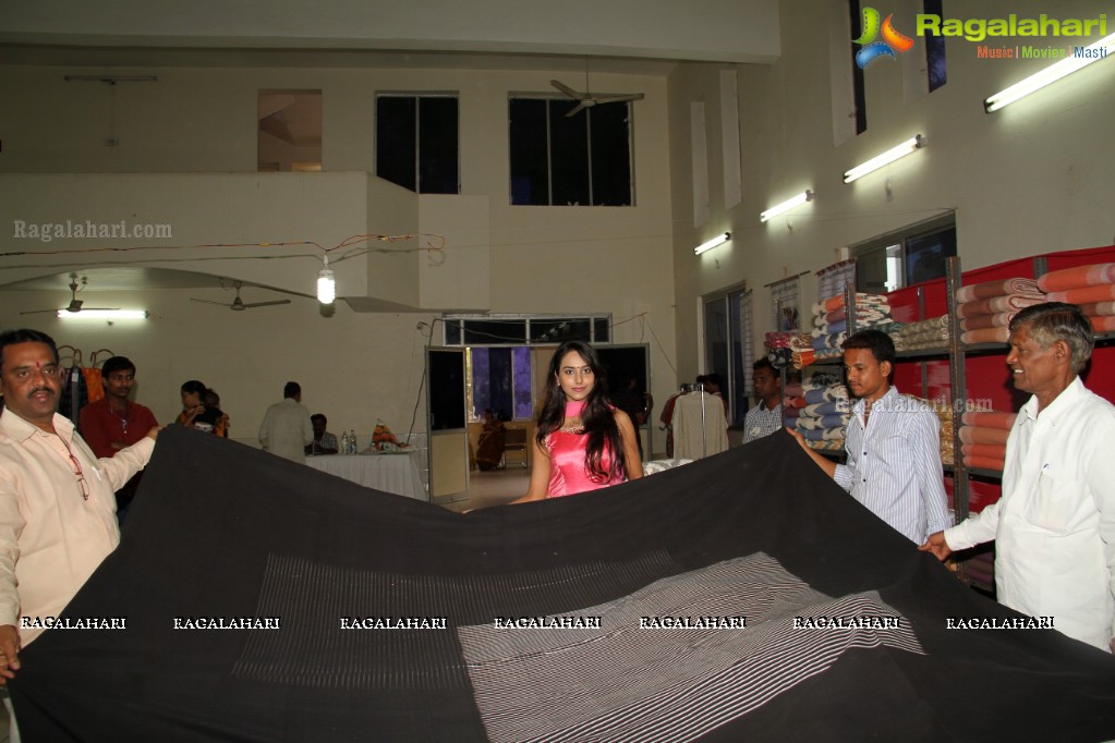 Khenisha Chandran inaugurates Pochampally IKAT Art Mela (Jan. 2015)