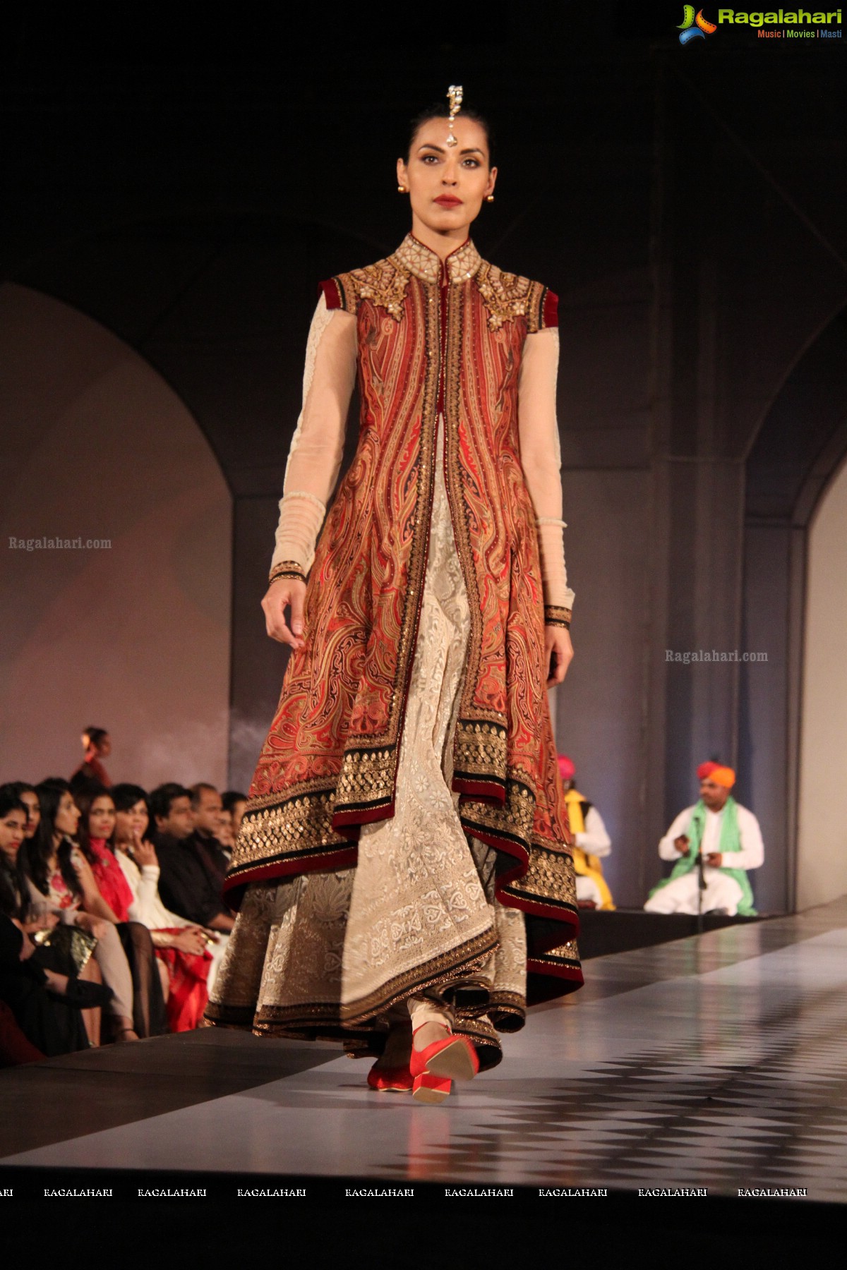 Tarun Tahiliani's Specially Curated Fashion Show 2015