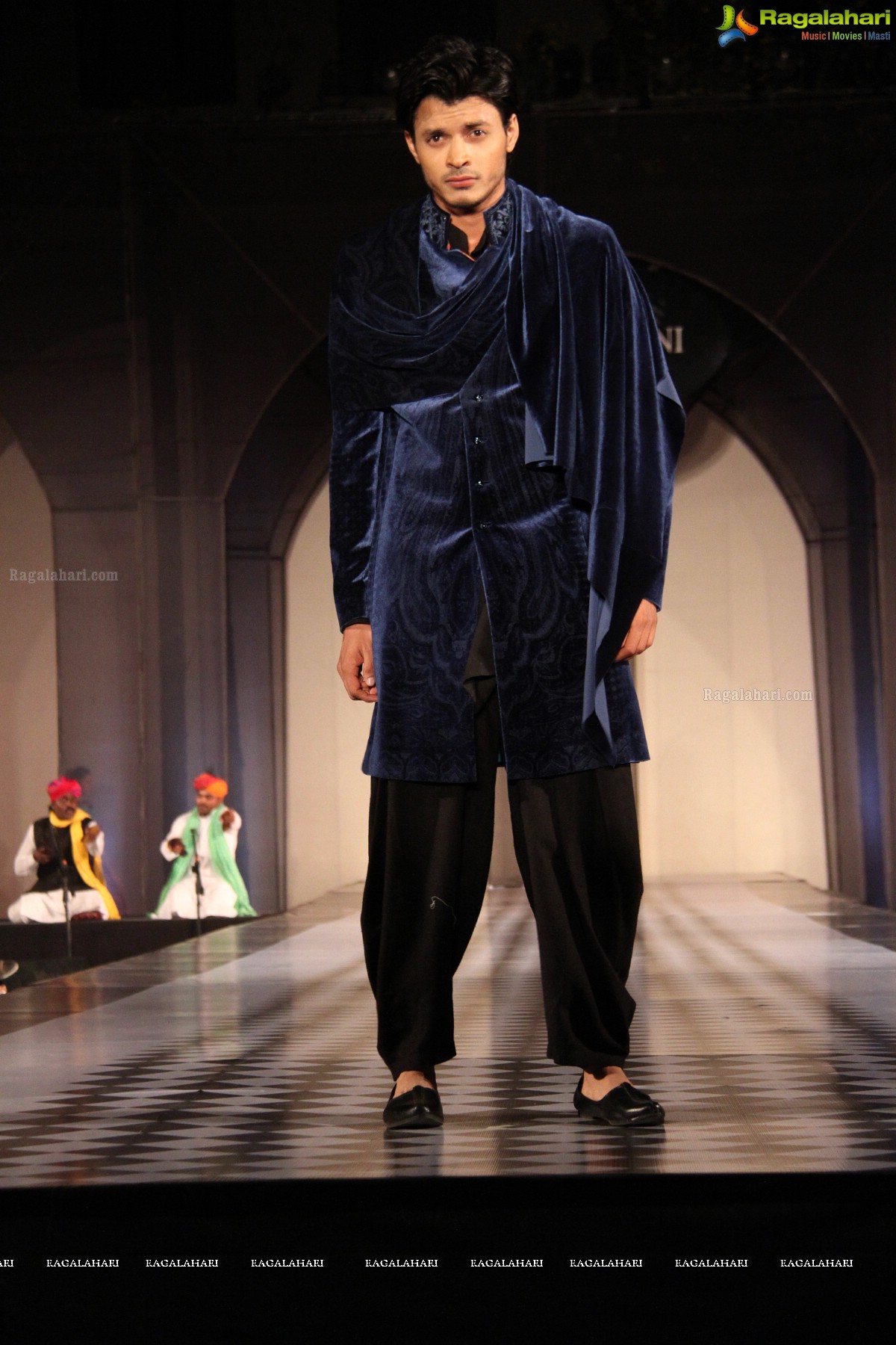 Tarun Tahiliani's Specially Curated Fashion Show 2015