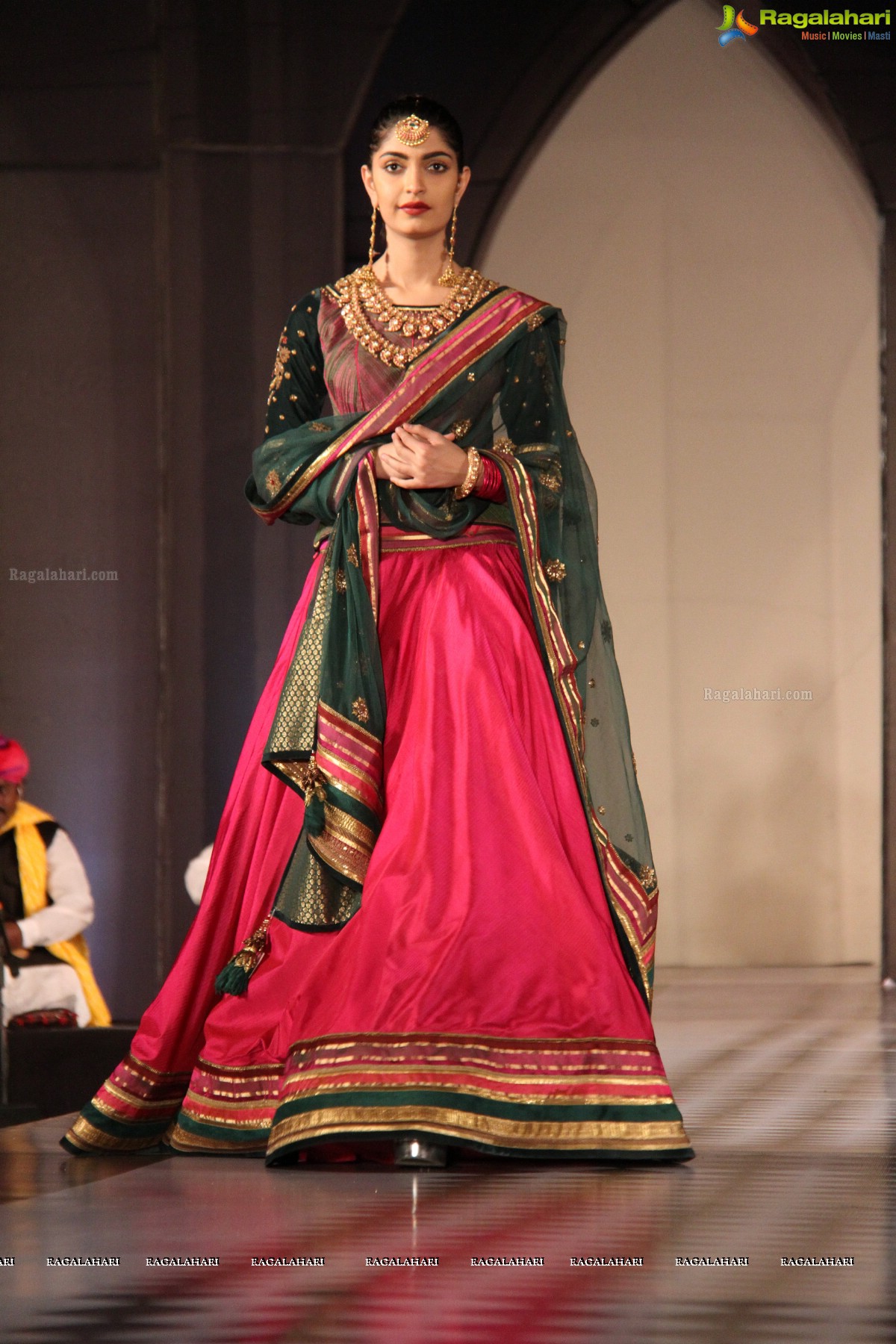 Tarun Tahiliani's Specially Curated Fashion Show 2015