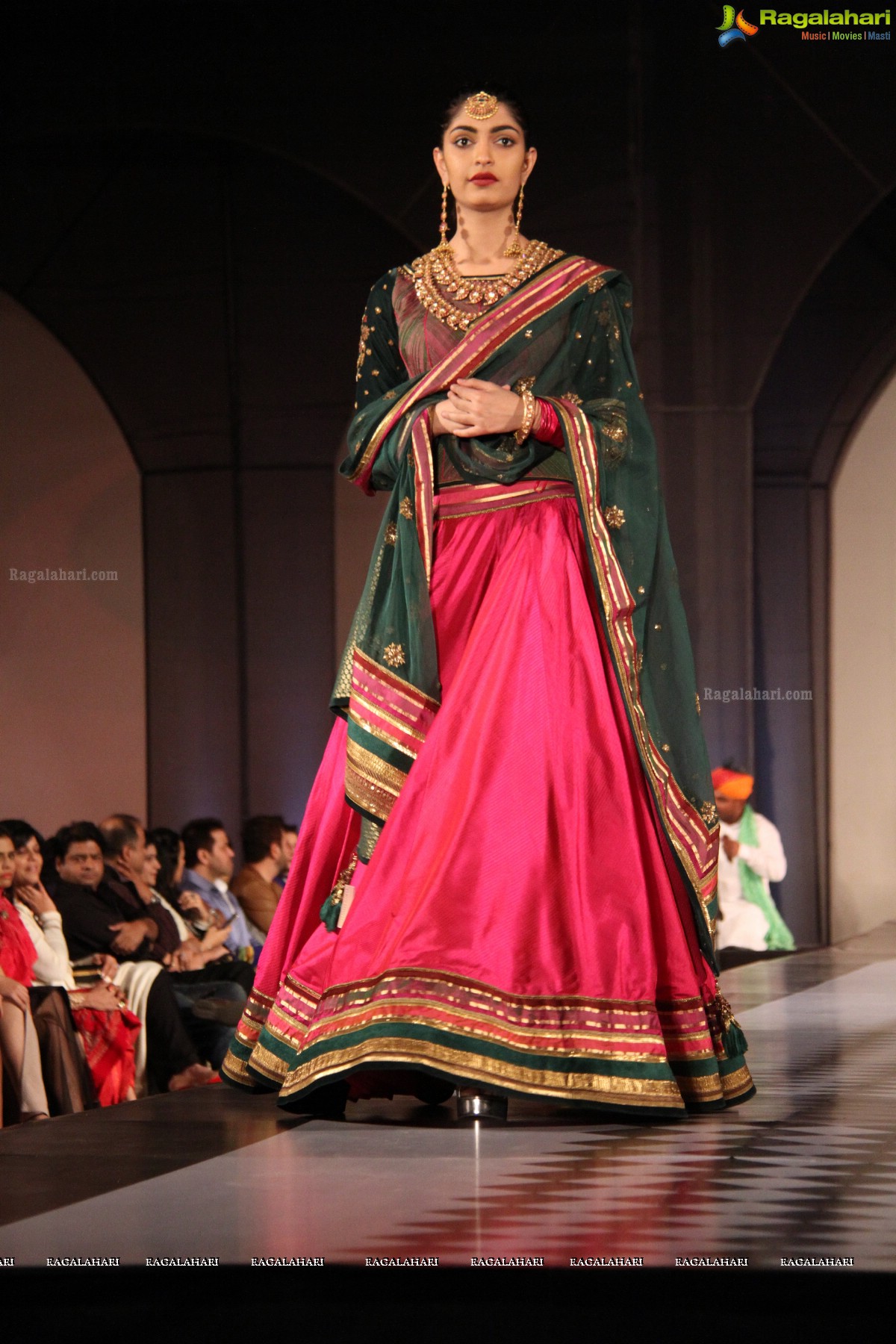 Tarun Tahiliani's Specially Curated Fashion Show 2015