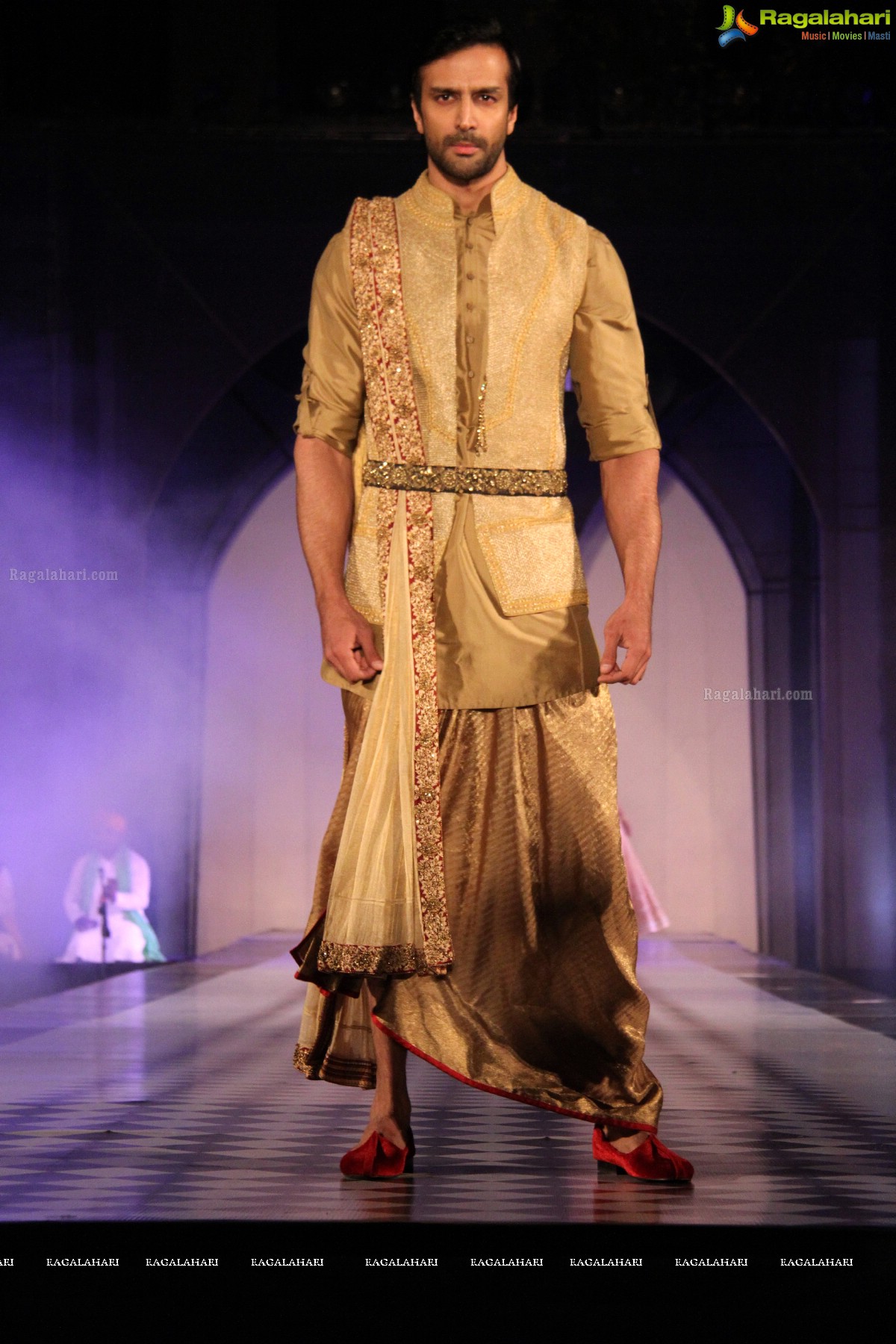 Tarun Tahiliani's Specially Curated Fashion Show 2015