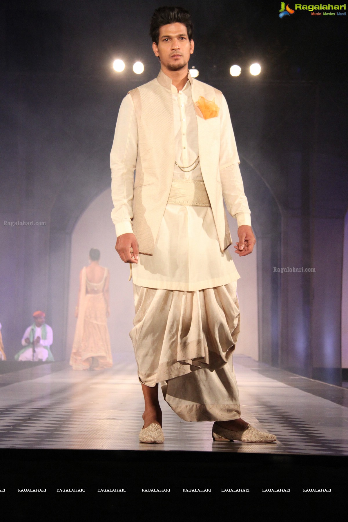 Tarun Tahiliani's Specially Curated Fashion Show 2015