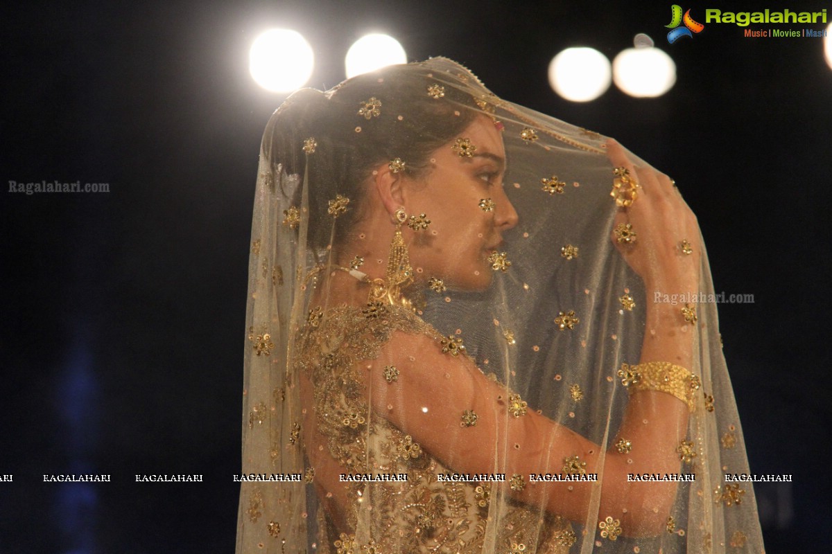 Tarun Tahiliani's Specially Curated Fashion Show 2015