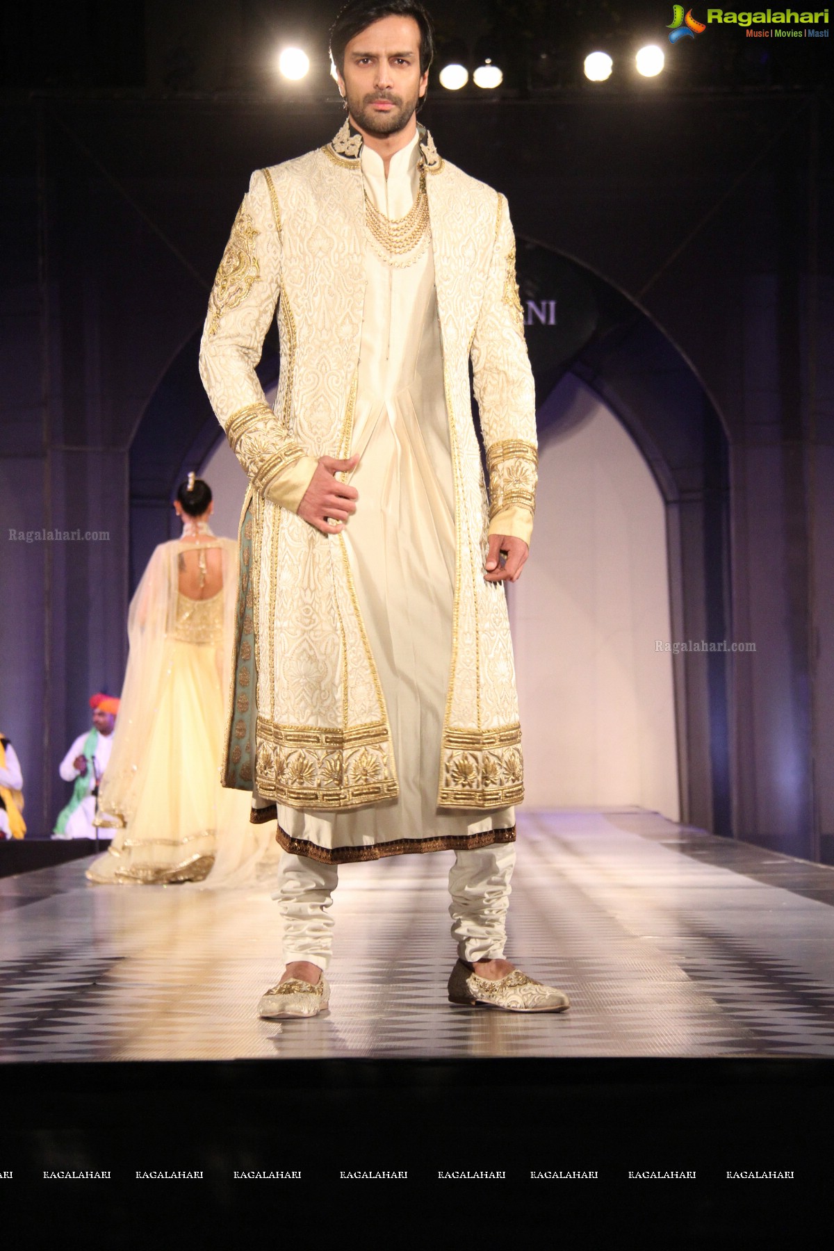 Tarun Tahiliani's Specially Curated Fashion Show 2015