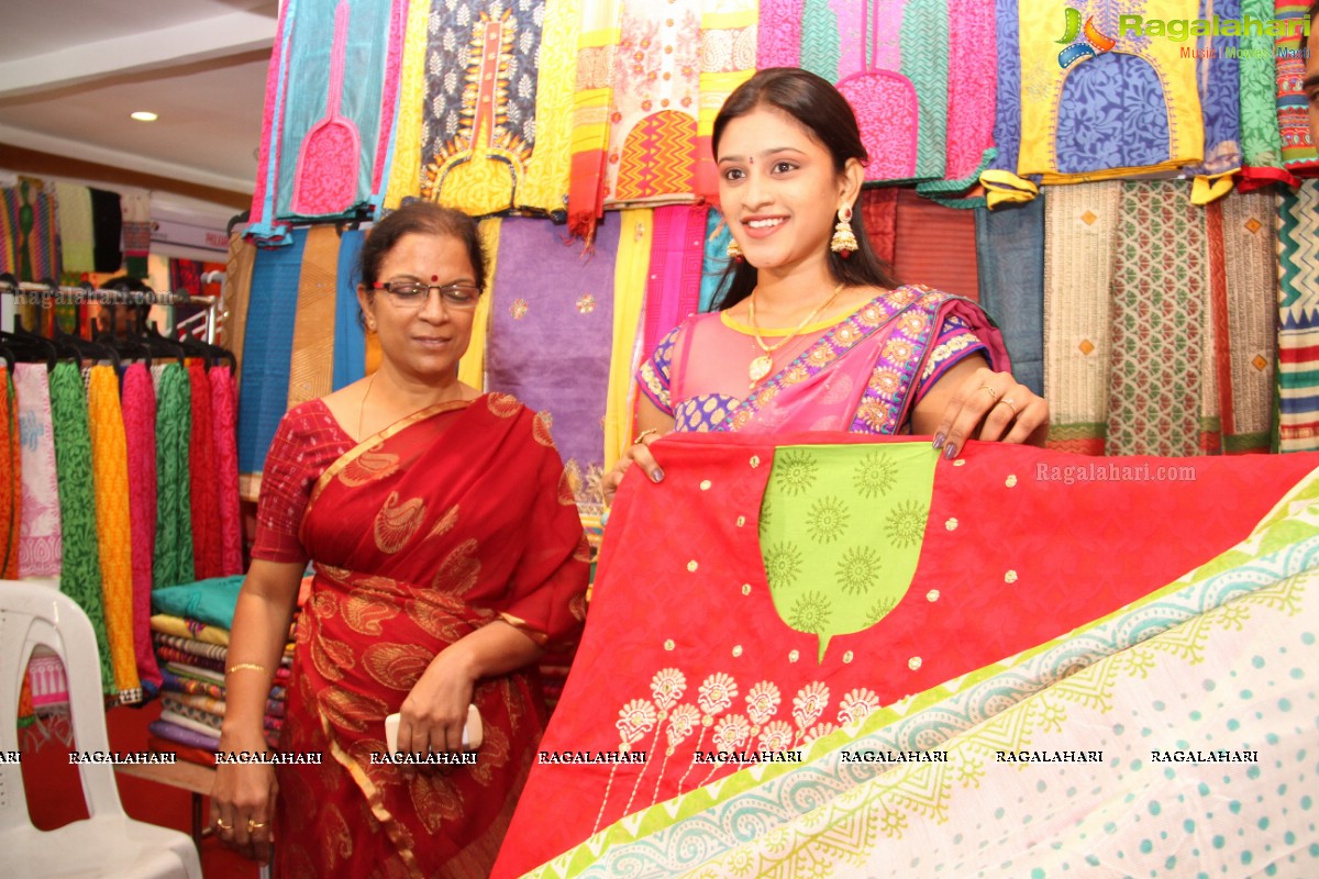 Priya Anduluri launches Vivanyas Handloom Silks & Cotton Expo (Jan. 2015)