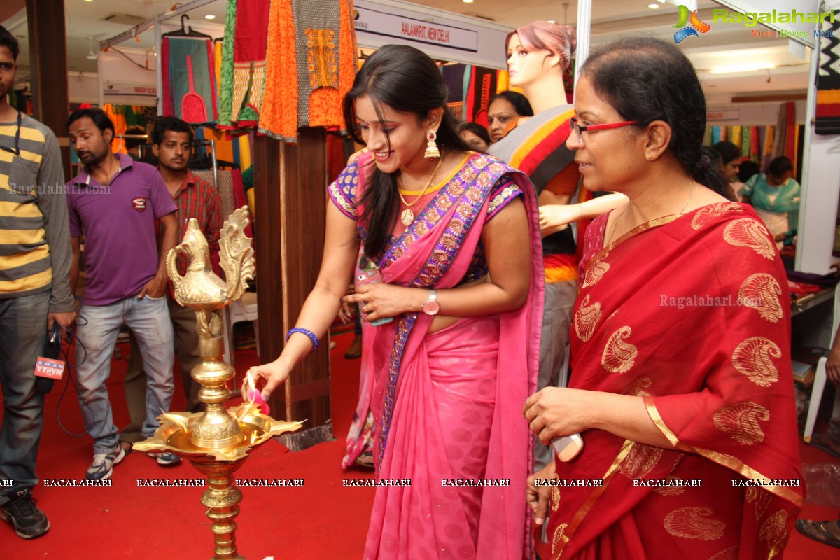 Priya Anduluri launches Vivanyas Handloom Silks & Cotton Expo (Jan. 2015)