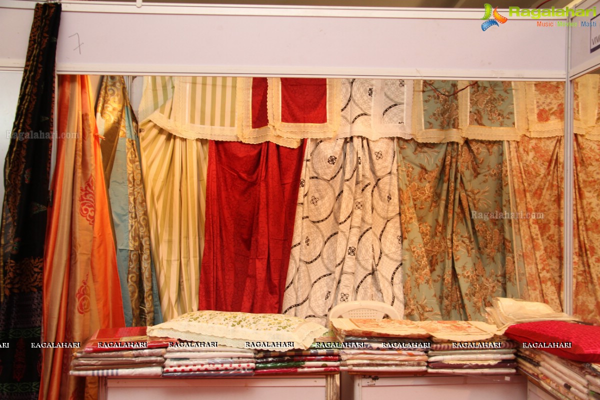 Priya Anduluri launches Vivanyas Handloom Silks & Cotton Expo (Jan. 2015)