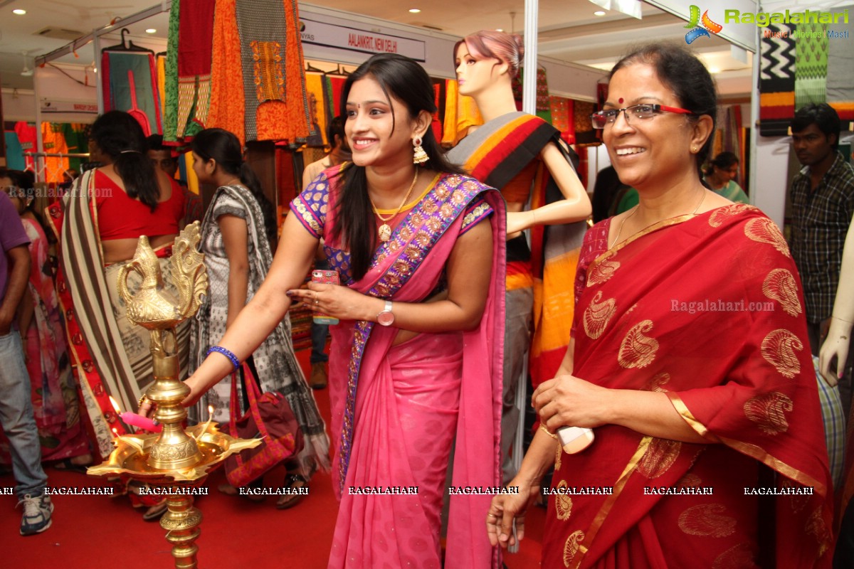 Priya Anduluri launches Vivanyas Handloom Silks & Cotton Expo (Jan. 2015)